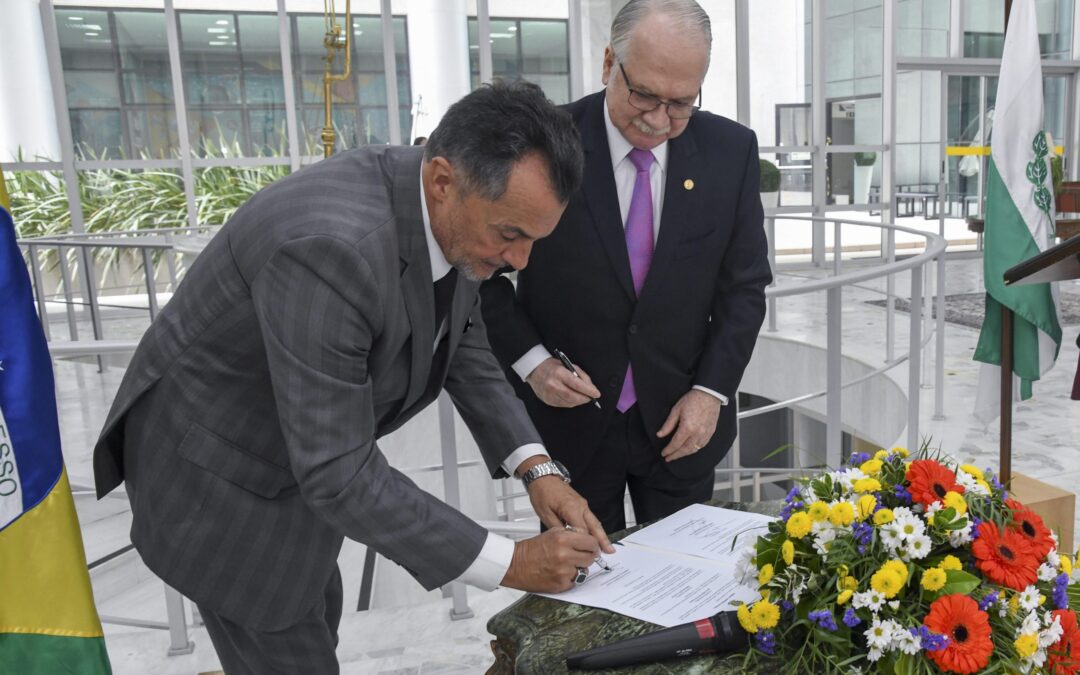 Presidente do TJPR e do Consepre assina termo de cooperação com o TSE