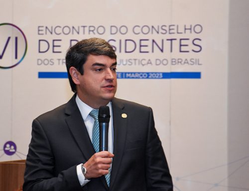 BANDEIRA de Mello fala sobre plataforma digital do Poder Judiciário; para presidente do TJGO e do Consepre abordagem foi objetiva e esclarecedora