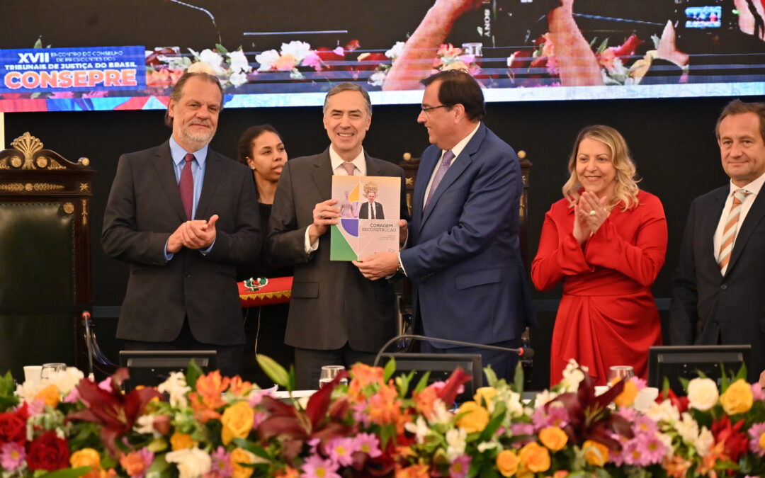 Consepre homenageia ministro Luís Roberto Barroso com medalha e livro que celebra sua gestão à frente do STF e do CNJ
